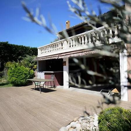Le Clos Saint Jean, Piscine, Vue Cite *